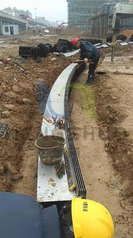 HDPE縫隙（xì）式排水溝施工案例